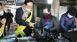 영산포 풍물시장 장보기 행사 나주시장 건어물 구매 모습