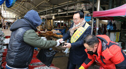 영산포 풍물시장 장보는 날 운영  꼬막 을 구매하는 모습