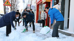 시청 직원과 나주시장 시가지 눈치우는 모습