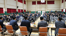 남평읍 주민과의 대화 대화장 단상쪽에서 나주시장 및 시, 도의원, 시 국장의 뒷모습이 보이고 주민질하는 모습