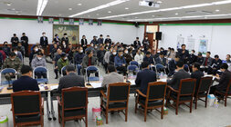 동강면 주민과의 대화 대화장 답변석 뒷쪽에서 참석자들의 얼굴이 보이는 전면 모습