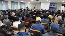 공산면 주민과의 대화 대화장 우측면 뒷쪽에서 나주시장의 인사말 모습