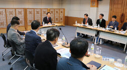 나주시 전력반도체산업 육성위원회 출범식 참석자들의 모습이 보이고 나주시장의 인사말 모습