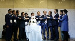 재경나주시향우회 정기총회 나주시장이 재경나주향우회장, 국회의원 및 관계자들과 케잌컷팅식에 앞서 기념촬영을 하고 있는 모습