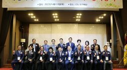 재경나주시향우회 정기총회 나주시장과 재경나주향우회장, 국회의원 및 내빈들이 단상에서 기념촬영을 하고 있는 모습