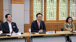 나주밥상 지정업소 경영 마인드 교육 나주시장의 인사말 모습 양 옆에 참석자들의 모습도 보인다