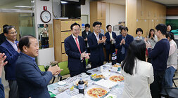 찾아가는 간식타임 농업정책과 나주시장의 인사말이 끝나고 박수를 치고 있는 직원들의 모습