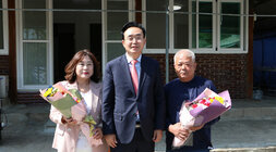 따뜻한 보금자리 3호 주택 준공식 나주시장이 주택 공사 담당 대표 2명과 기념촬영을 하고 있는 모습