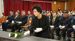 제43주년 나주시 5.18 민중항쟁 기념식 5.18관련 유족 여자분께서 헌화를 하고 있는 모습