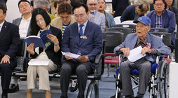 청운 김학동 화백 특별 회고전 나주시장이 이힉동 어르신과 행사장 자리에 나란히 앉아 있는 모습
