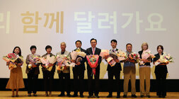6월 중 정례조회 나주시장이 문화예술회관 무대위에서 시상을 받은 8명과 기념찰영을 하고 있는 모습