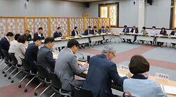 6월 중 읍, 면, 동장 회의나주시장, 부시장 및 간부공무원들의 정면 모습이 보이고 읍, 면, 동장의 뒷모습이 보이는 회의 모습
