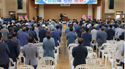 성균관유도회 전남본부 대한민국 읽기 행사 행사장 뒷쪽에서 참석자들의 서 있는 모습과 행사장 전면 모습
