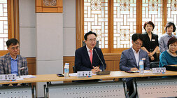 100세 돌봄 관리사 위촉식 나주시장의 인사말 모습 