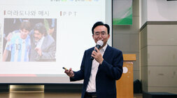 신규임용자 공직역량 강화 교육 나주시장이 PPT자료를 활용해 강의를 하고 있는 모습 근접촬영 