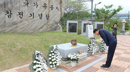 제73주년 6.25전쟁 상기행사 나주시장이 참전기념탑 앞에서 허리숙여 인사를 하고 있는 모습