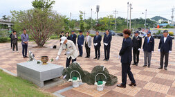 제73주년 6.25전쟁 상기행사 6.25 참전자회 임원 분께서 기념탑 앞에서 헌화를 하고 있는 모습