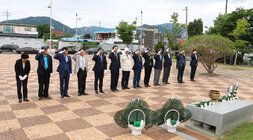 제73주년 6.25전쟁 상기행사 나주시장과 참전자회 임원, 보훈단체 임원 분들이 기념탑 앞에서 거수경례를 하고 있는 모습