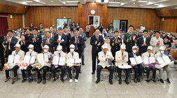 제73주년 6.25전쟁 상기행사 참전자회 회원 분들이 앞자리에 앉아 있고 그 뒤에 나주시장과 시의회 의장, 경찰서장 등 관계자들이 서서 박수를 치고 있는 모습