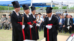 문열공 김천일선생 창의 제431주년 추모제향 나주시장이 제를 모시기 위해 제관복을 입고 서 있는 모습
