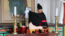 문열공 김천일선생 창의 제431주년 추모제향 제의 시작을 위해 제관이 위패를 여는 모습