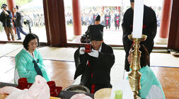 문열공 김천일선생 창의 제431주년 추모제향 나주시장이 제를 위해 영정 앞에서 술잔을 올리고 있는 모습