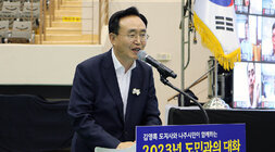 2023년 도민과의 대화 나주시장이 인사말을 하고 있는 모습 근접촬영