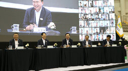 2023년 도민과의 대화 전남도지사와 나주시장, 도의원 등이 대화석 자리에서 웃고 있는 모습