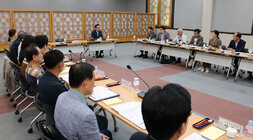 나주시 시민권익위원회 출범식 나주시장의 인사말 모습과 위원들이 앉아 있는 모습 좌측면