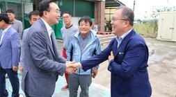 낙농육우협회 나주시지회 개소식 나주시장과 낙농협 관계자가 웃으며 악수를 하고 있는 모습
