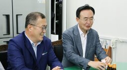 낙농육우협회 나주시지회 개소식 나주시장과 낙농협 관계자가 담소를 나누고 있는 모습