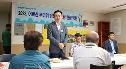 우미린 경로당 무더위 쉼터 방문 나주시장이 자리에 일어서서 어르신들께 인사말을 하고 있는 모습