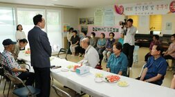 우미린 경로당 무더위 쉼터 방문 나주시장이 인사말을 하고 있는 뒷모습이 보이고 경로당 어르신들의 앉아있는 모습