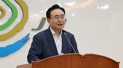 제8회 더 큰 나주아카데미 나주시장의 강사소개 및 인사말 모습 근접촬영