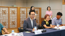 고령친화도시 모니터링단 위촉식 나주시장이 여성 모니터링단 단원 에게 위촉장을 건네고 있는 모습
