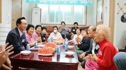무더위쉼터 경로당 방문 - 영강동 경로당 여성 어르신이 나주시장에게 질문을 하고 있는 모습