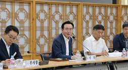 시장에게 바란다 추진상황 보고회 나주시장이 추진상황의 전반적인 내용에 대해 당부의 말를 하고 있는 모습