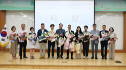 8월 중 정례조회 나주시장과 시상을 받은 11명이 기념촬영을 하고 있는 모습