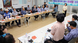 무더위 쉼터 방문 - 금천면 여성 어르신이 자리에 서서 건의사항을 말하고 있고 나주시장이 그에 대한 답변을 하고 있는 모습