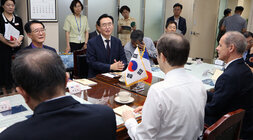 나주-프랑스 첫 만남 학술포럼 나주사장, 신안군수, 주한프랑스대사, 파리7대학교수가 소회의실에서 환담을 하고 있는 모습