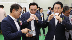 나주배 음료 미국 코스트코 첫 수출 상차식 나주시장과 전남도지사가 배 음료를 시음하고 있는 모습