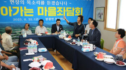 찾아가는 마을좌담회 여성 어르신이 나주시장 옆에 서서 회관의 건의사항을 말하고 있는 모습