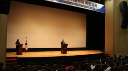 어린이집연합회 보육교사 아동학대 예방교육 좌측면에서 촬영한 나주시장의 축사모습과 참석자들 모습