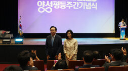 2023년 양성평등주간 기념행사 나주시장과 배우자가 자리에 서서 행사참석 인사를 하고 있는 모습