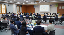 시정연구모임 뜻세움 발표자의 발표 모습과 참석자들의 앉아 있는 모습 전체