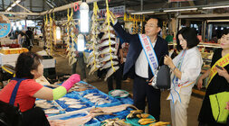 추석맞이 전통시장 및 상점가 이용 홍보캠페인 나주시장이 조기묶음을 보고  배우자와 구매를 할려고 하는 모습
