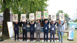 전남도 민간정원 페스타 개막식 나주시장과 내빈들이 나무판을 머리 위로 들고 있는 모습