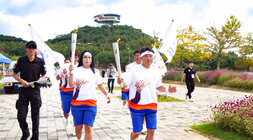 제104회 전국체전 및 제43회 전국장애인 체전 성화봉송 축하행사 나주시체육회장과 여성대표가 성화봉을 들고 달리고 있는 모습 뒷배경은 빛가람 전망대이다