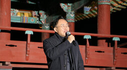 나주시 읍, 면, 동 시민가요제 나주시장이 무대 위에서 인사말을 하고 있는 모습 근접촬영