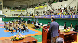 나주시장기 태권도대회 단상 뒷편에서 촬영한 나주시장의 축사 뒷모습과 참석한 학부모 및 관계자들의 모습